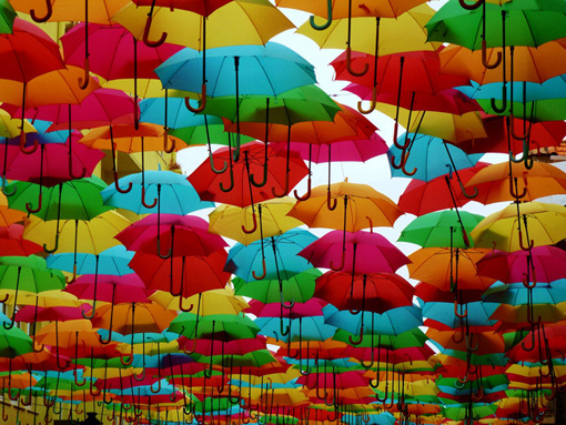 Symbolbild mit bunten Regenschirmen