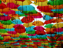 Symbolbild bunte Regenschirme