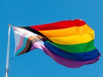 Foto einer Regenbogen- und Trans-und Inter-Flagge