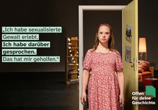 Kampagnenmotiv: ein Mädchen steht in einer offenen Tür. Text: "Ich habe sexualisierte Gewalt erlebt. Ich habe darüber gesprochen. Das hat mir geholfen."