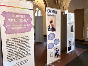 Banner mit Text zur Eröffnung der Ausstellung